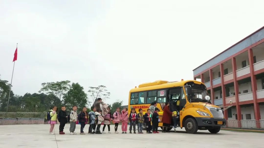 四川廣安引進(jìn)46輛校車“解決農(nóng)村幼兒入園乘車難”問題