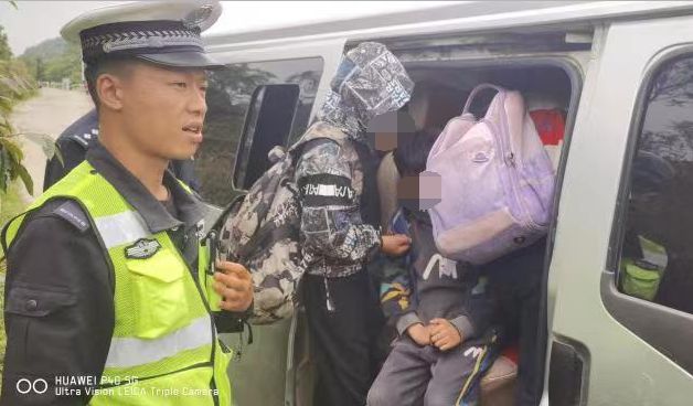 “黑校車”嚴(yán)重超員，2人被判刑！
