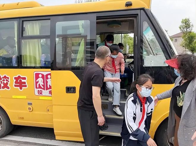 孩子下校車后發(fā)生意外誰來負責？