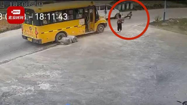 孩子下校車后發(fā)生意外誰來負責？