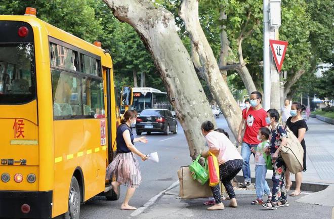 孩子下校車后發(fā)生意外誰來負責？