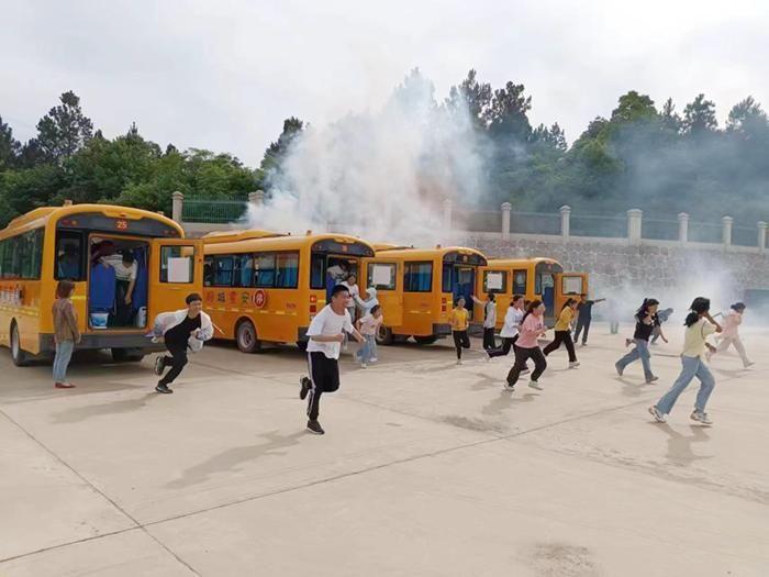 桐城市呂亭教育集團(tuán)校：強(qiáng)化校車安全管理，跑出民生平安加速度