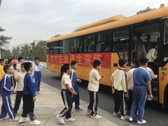 “以演筑防 安全護(hù)航”——校車(chē)安全應(yīng)急逃生演練活動(dòng)