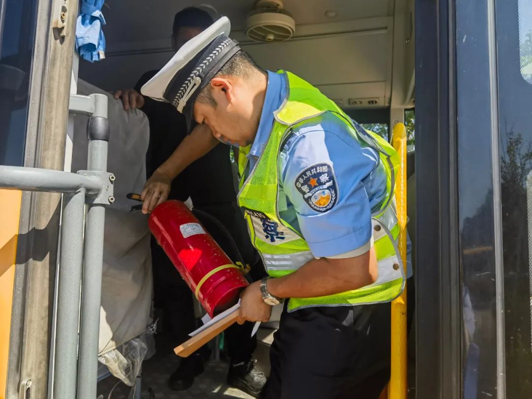 撫順交警：強化校車安全“大檢查”，擰緊校車出行“安全閥”！