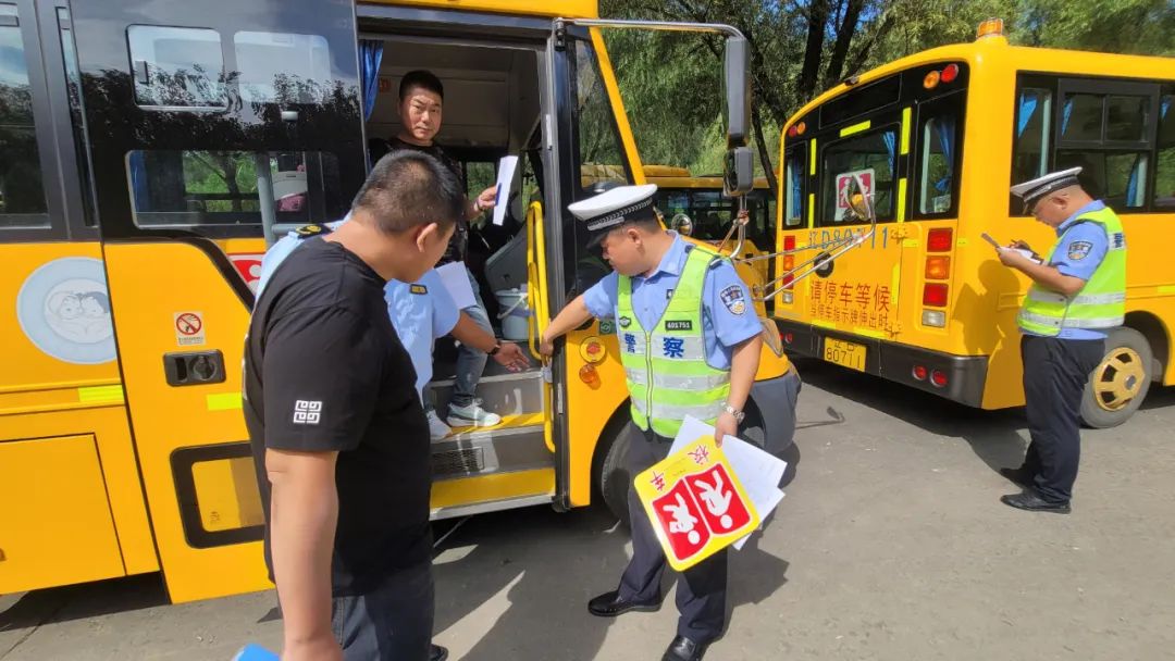 撫順交警：強化校車安全“大檢查”，擰緊校車出行“安全閥”！