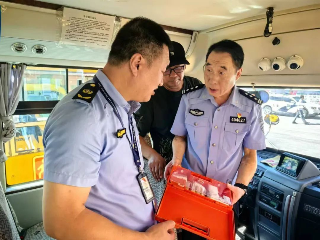 撫順交警：強化校車安全“大檢查”，擰緊校車出行“安全閥”！