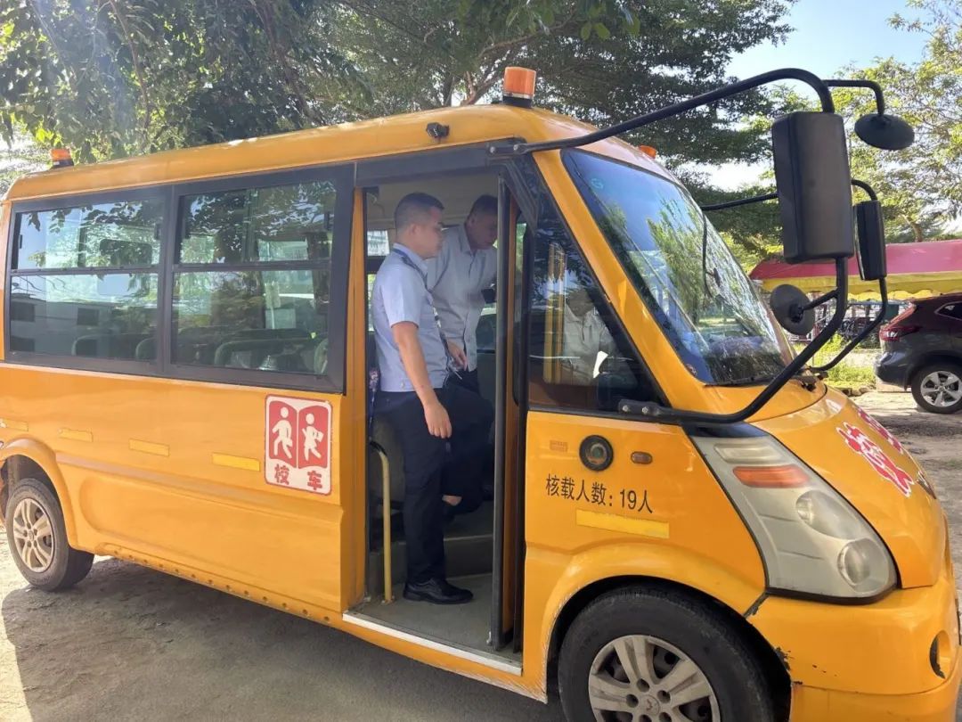 “護(hù)苗”行動 | 屯昌強(qiáng)化校車安全檢查
