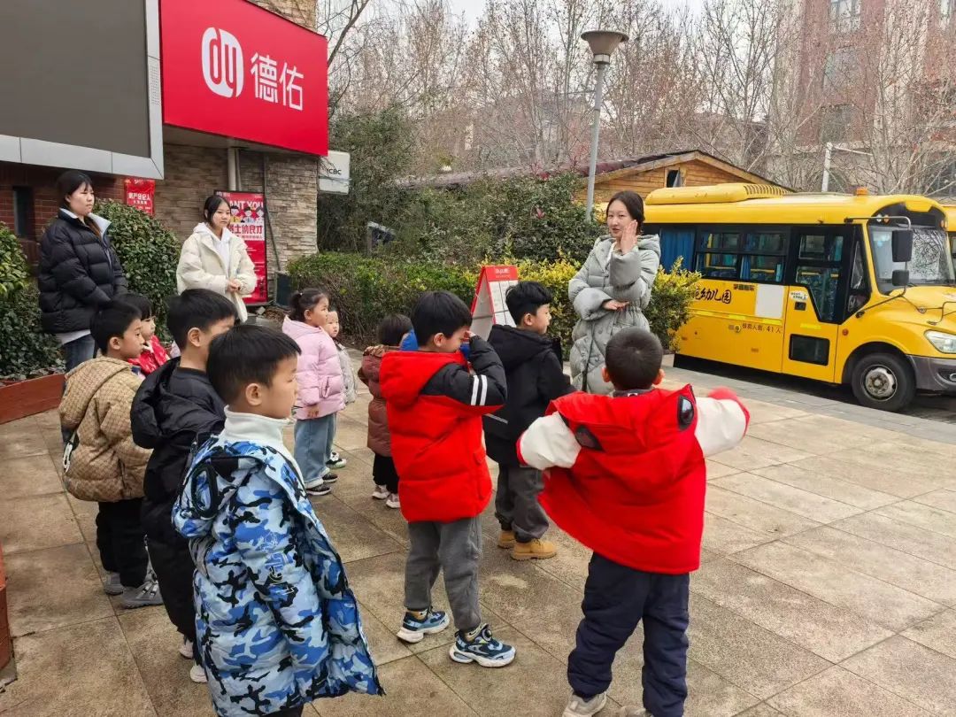 安全“童”行，伴我成長——鄭州市金水區(qū)清水苑幼兒園校車突發(fā)事故模擬應(yīng)急演練