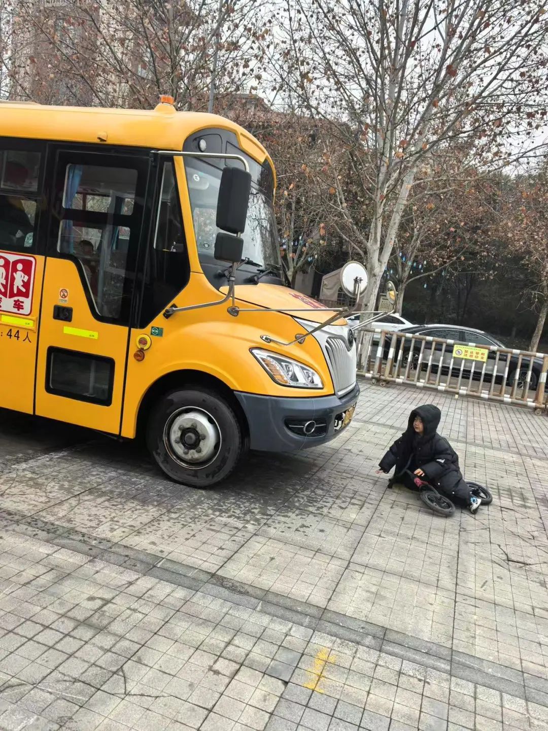 安全“童”行，伴我成長——鄭州市金水區(qū)清水苑幼兒園校車突發(fā)事故模擬應(yīng)急演練