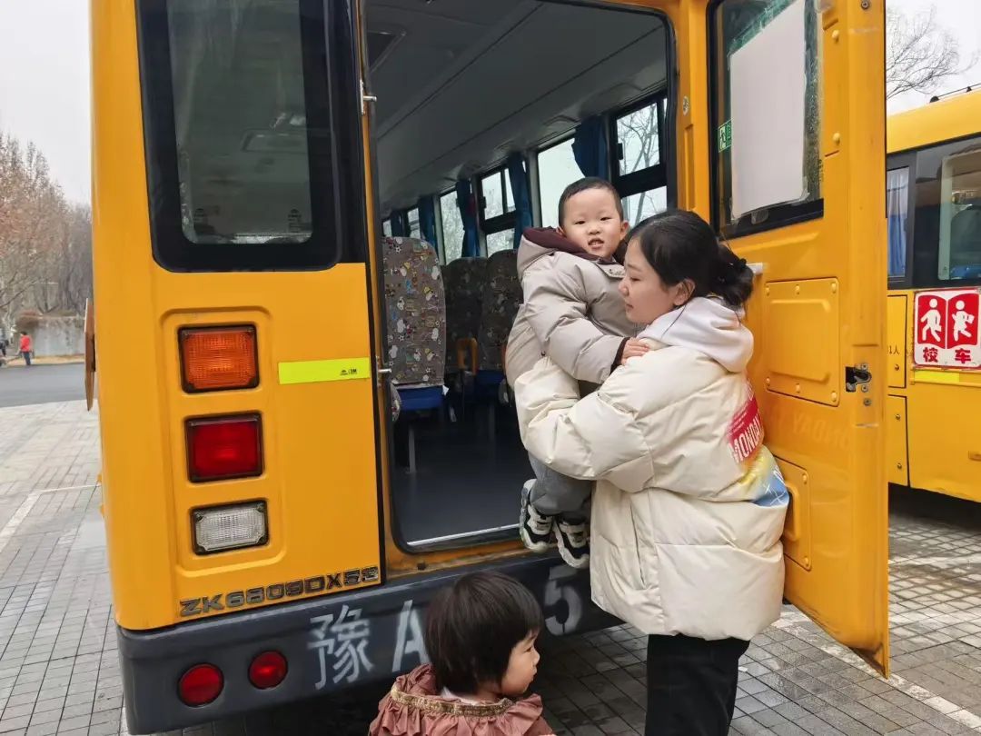 安全“童”行，伴我成長——鄭州市金水區(qū)清水苑幼兒園校車突發(fā)事故模擬應(yīng)急演練