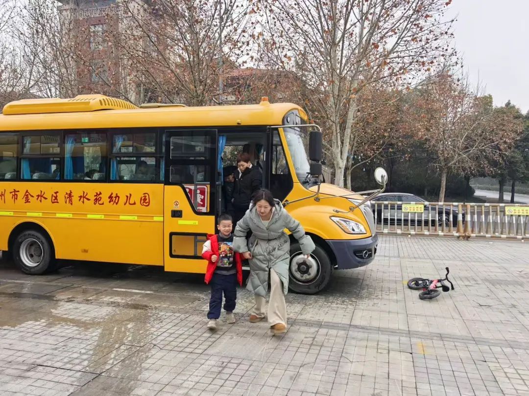 安全“童”行，伴我成長——鄭州市金水區(qū)清水苑幼兒園校車突發(fā)事故模擬應(yīng)急演練