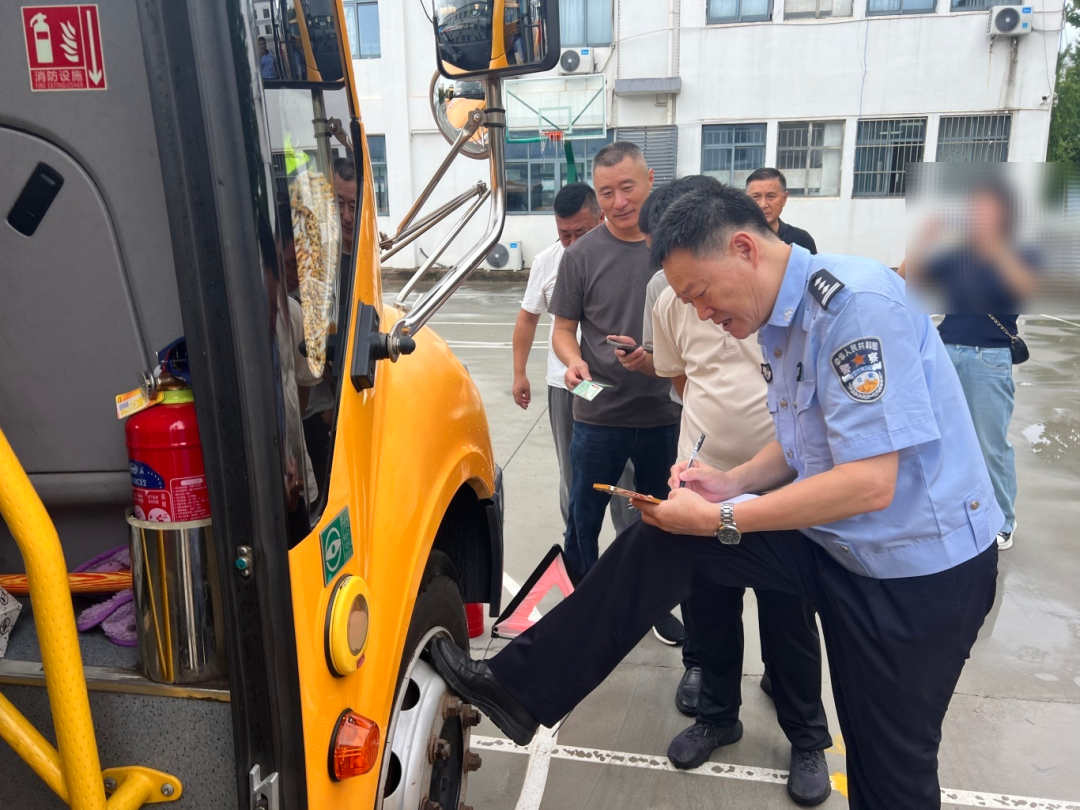 秋季開學，你家孩子坐的校車被“查”了......