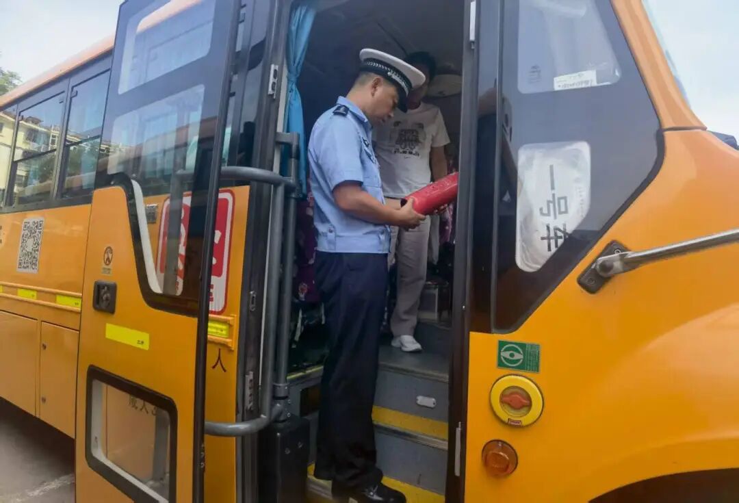 秋季開學，你家孩子坐的校車被“查”了......