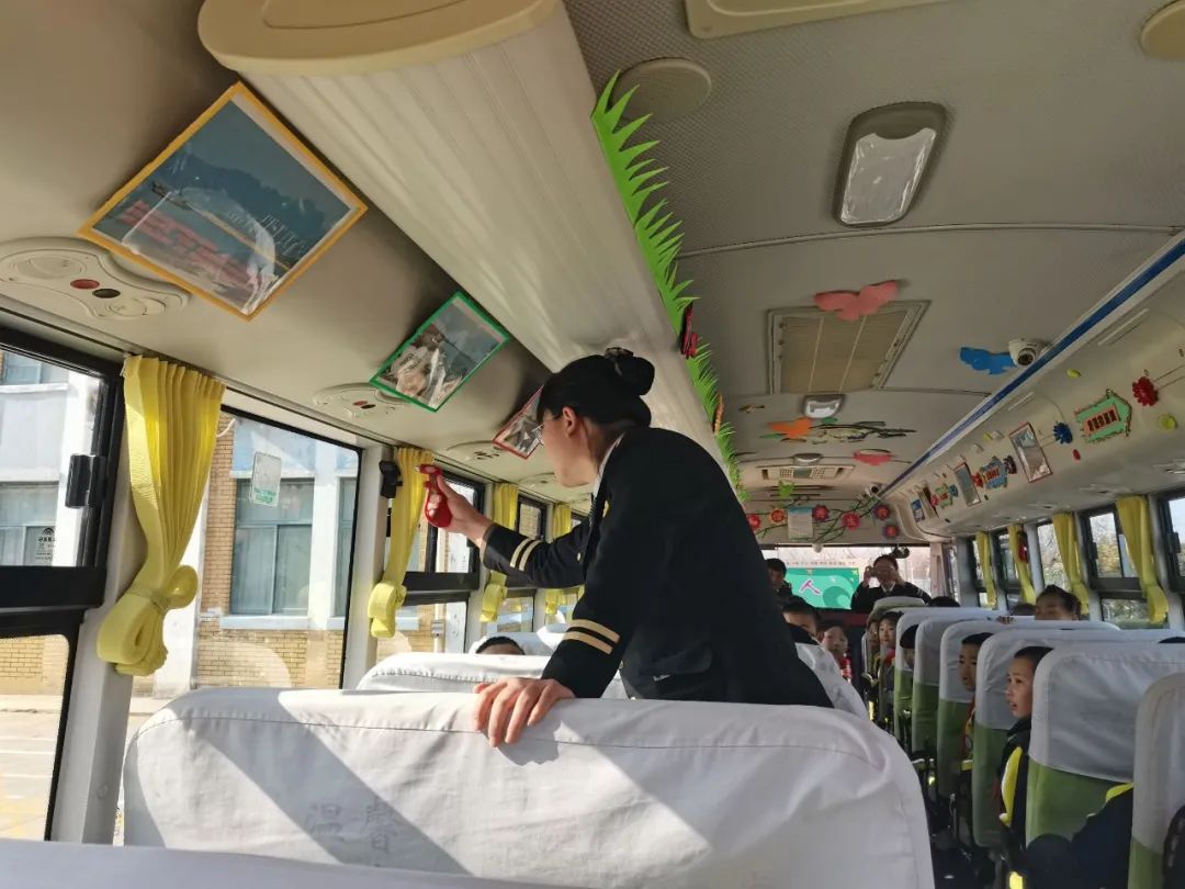 校車演練不松懈，安全意識(shí)筑心間——王家樓小學(xué)開(kāi)展校車應(yīng)急疏散演練活動(dòng)