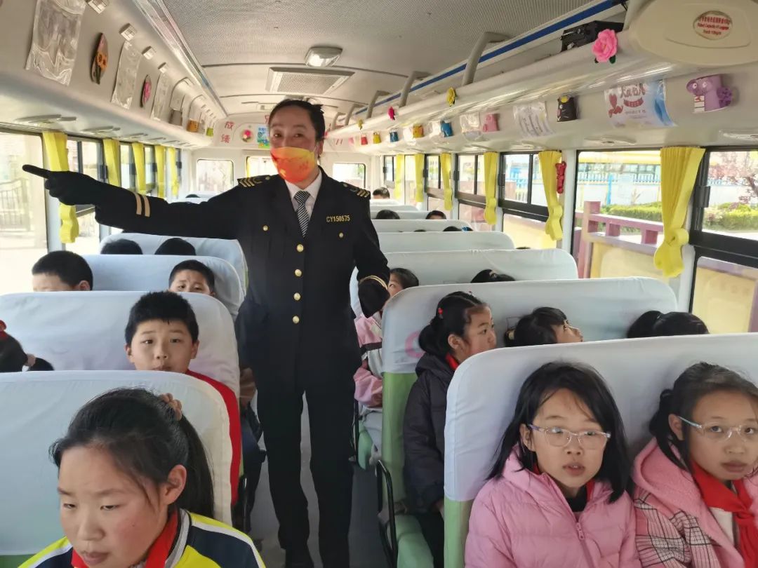 校車演練不松懈，安全意識(shí)筑心間——王家樓小學(xué)開(kāi)展校車應(yīng)急疏散演練活動(dòng)
