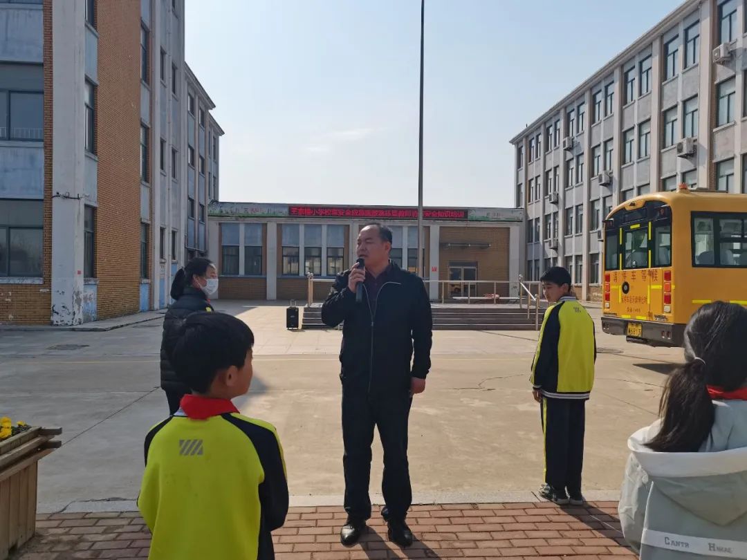 校車演練不松懈，安全意識(shí)筑心間——王家樓小學(xué)開(kāi)展校車應(yīng)急疏散演練活動(dòng)