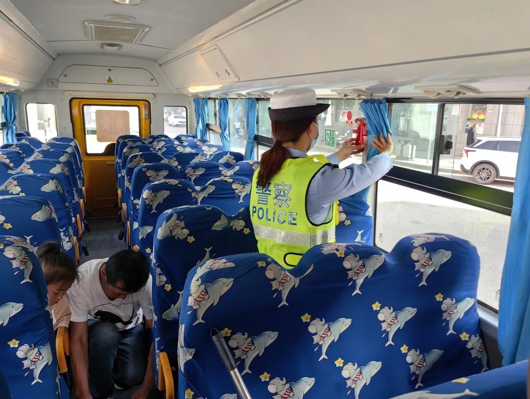 安塞公安交警▏強(qiáng)化校車安全“大檢查”，擰緊校車出行“安全閥”