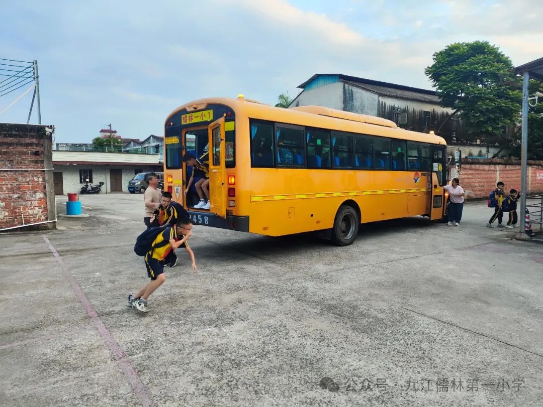 【陽(yáng)光校園 活力一小】校車安全演練，為學(xué)生保駕護(hù)航