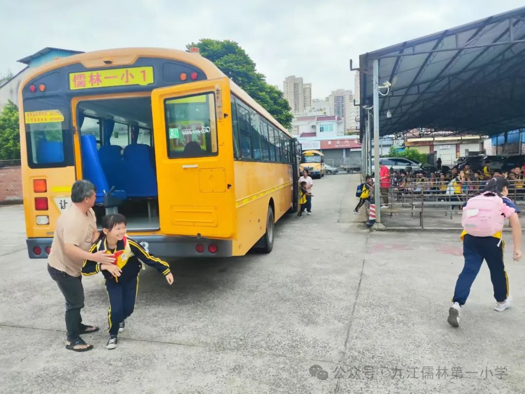【陽(yáng)光校園 活力一小】校車安全演練，為學(xué)生保駕護(hù)航
