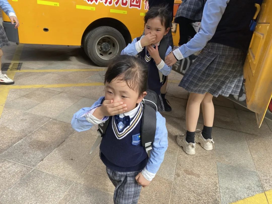 【校車安全】平安乘車，為愛護航——成田實驗幼兒園校車安全應急演練