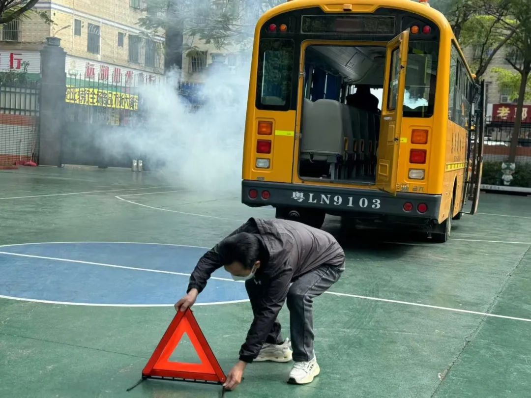 【安全演練】秋長益華幼兒園“平安乘車，安全‘童’行”校車安全演練活動