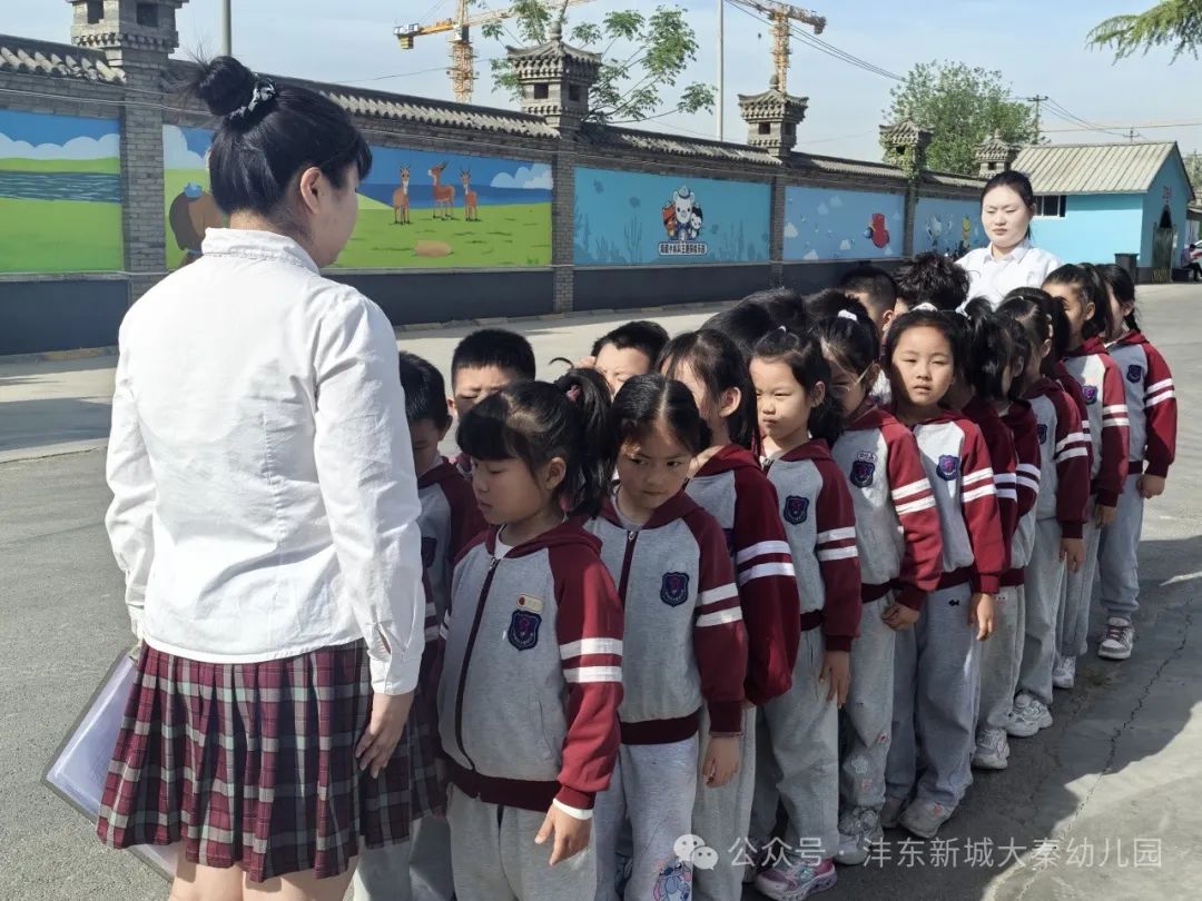 【大秦幼兒園】強化校車應(yīng)急意識 筑牢校車安全防線——校車應(yīng)急疏散演練活動