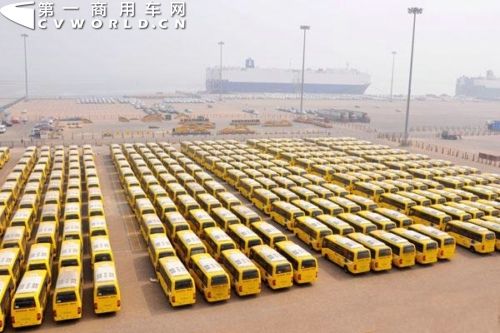 天津港環(huán)球滾裝碼頭上等待裝船的長(zhǎng)安校車(chē)