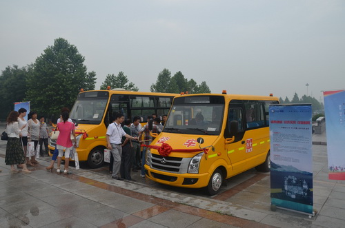 中國校車長安行駛抵邢臺
