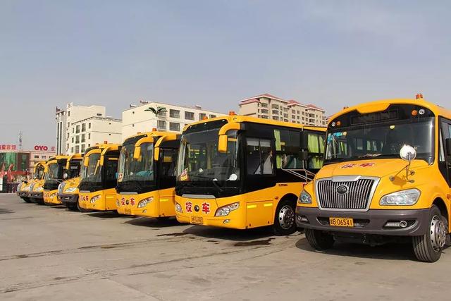 ＠嘉峪關(guān)家長，新學(xué)期，校車開車?yán)玻∥覀冇挚梢宰＼嚾ド舷聦W(xué)嘍！