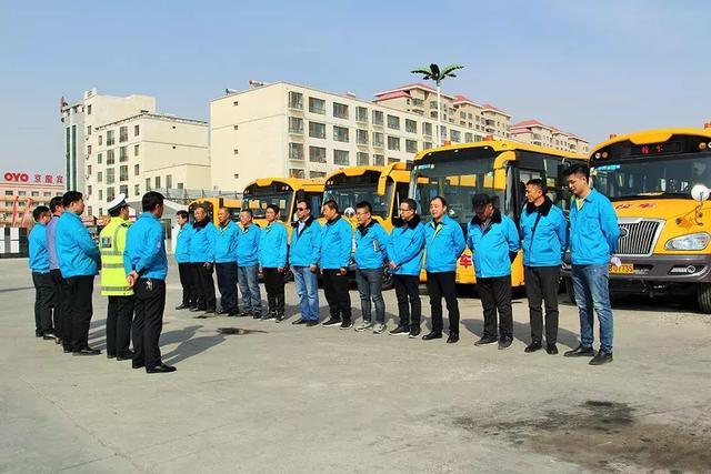 ＠嘉峪關(guān)家長，新學(xué)期，校車開車?yán)玻∥覀冇挚梢宰＼嚾ド舷聦W(xué)嘍！