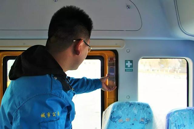 ＠嘉峪關(guān)家長，新學(xué)期，校車開車?yán)玻∥覀冇挚梢宰＼嚾ド舷聦W(xué)嘍！