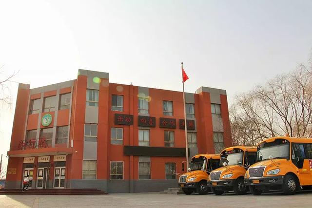 ＠嘉峪關(guān)家長，新學(xué)期，校車開車?yán)玻∥覀冇挚梢宰＼嚾ド舷聦W(xué)嘍！