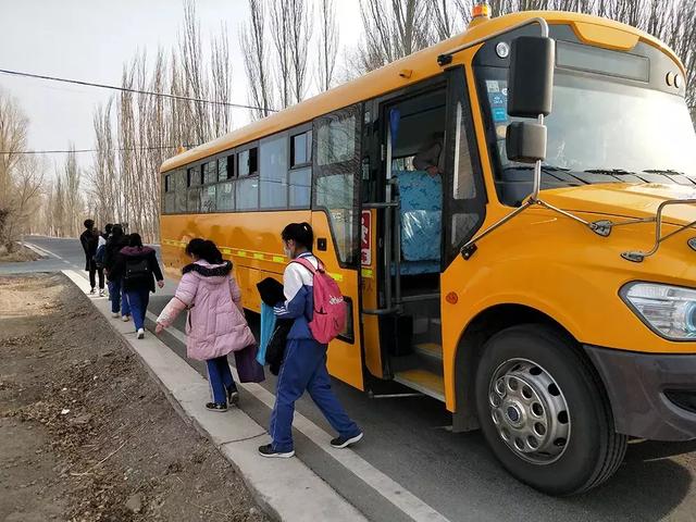 ＠嘉峪關(guān)家長，新學(xué)期，校車開車?yán)玻∥覀冇挚梢宰＼嚾ド舷聦W(xué)嘍！
