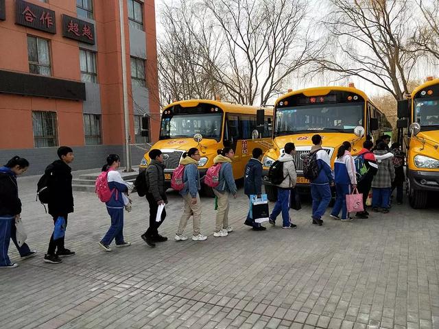 ＠嘉峪關(guān)家長，新學(xué)期，校車開車?yán)玻∥覀冇挚梢宰＼嚾ド舷聦W(xué)嘍！