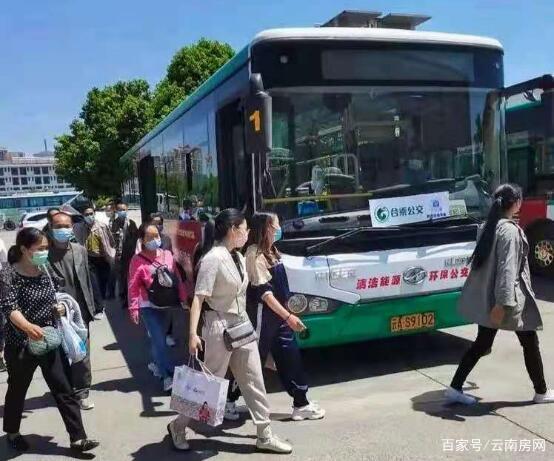 昆明合乘公交運(yùn)行一個(gè)多月，不少線路變身“校車(chē)專(zhuān)線”