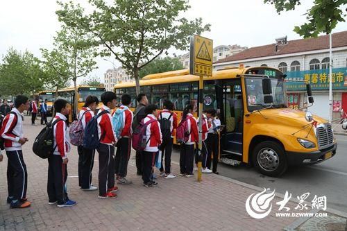 城陽(yáng)7000名學(xué)生上下學(xué)方便多了 66輛校車上崗