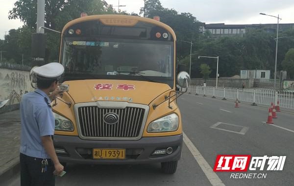 吉首交警持續(xù)開展暑期校車專項(xiàng)安全督