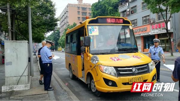 吉首交警持續(xù)開展暑期校車專項(xiàng)安全督