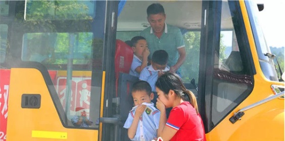 貴州鎮(zhèn)遠(yuǎn):多部門聯(lián)合開展校車交通事故應(yīng)急救援演練
