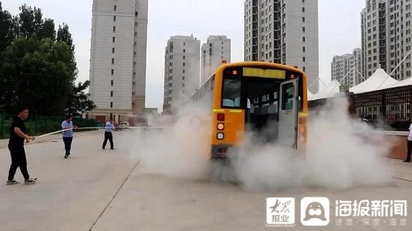 山東高唐交警聯(lián)合教體局、學(xué)校、校車公司共同開展校車事故與消防應(yīng)急演練