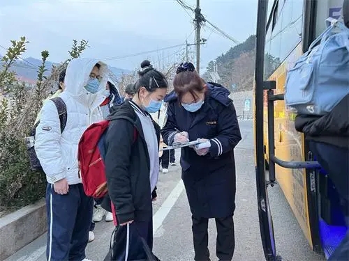 青島溫馨校車運送島城12.5萬名學子安全抵校
