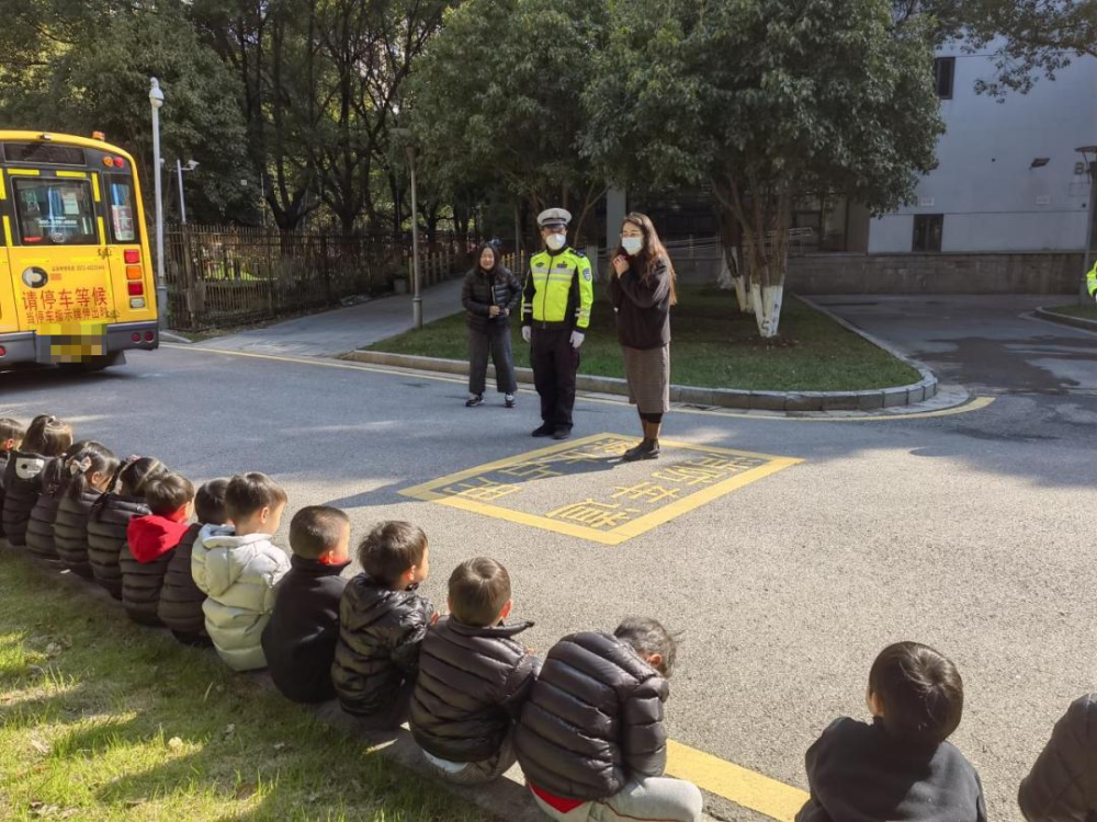 為愛(ài)護(hù)航，安全“童行”——校車(chē)交通事故安全演練！