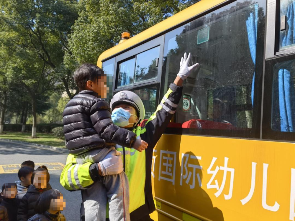 為愛(ài)護(hù)航，安全“童行”——校車(chē)交通事故安全演練！