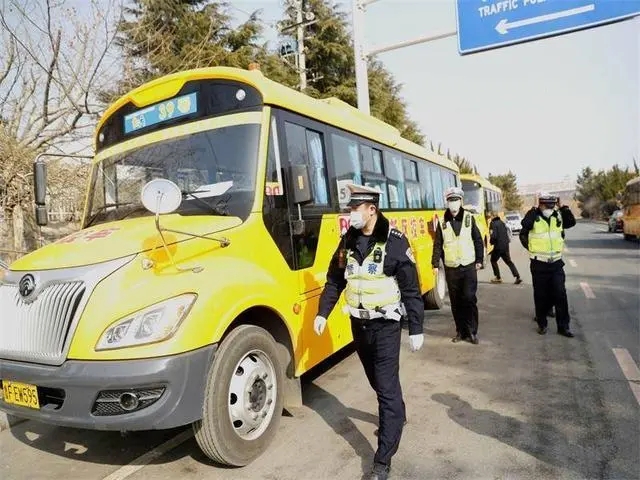 把好校車安全關！煙臺交警第五大隊開展校車專項檢查