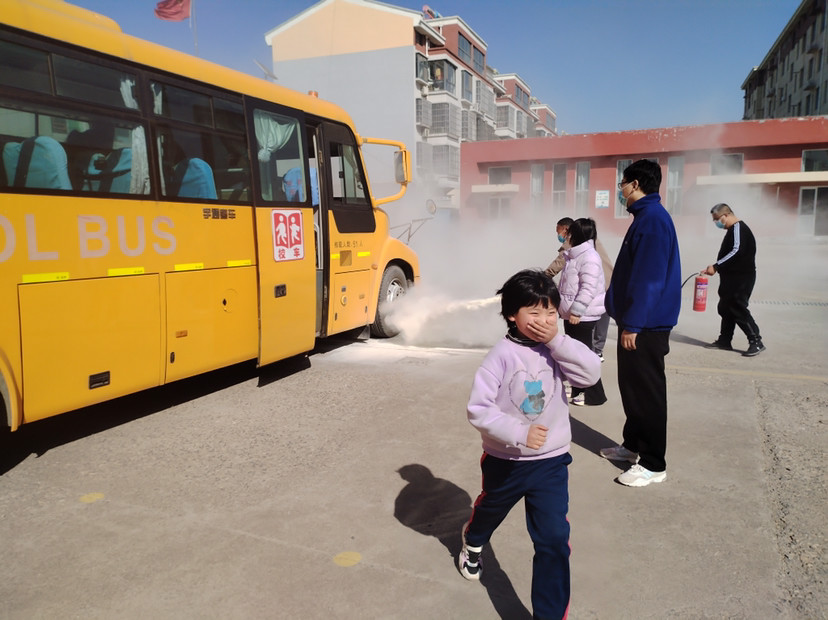 【三提三爭 提效爭先】桓臺縣荊家鎮荊四小學開展校車事故應急疏散演練