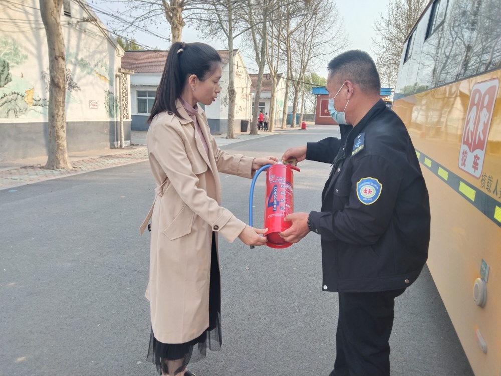 以練為戰(zhàn) 防患未然——桓臺縣田莊小學開展校車安全演練活動