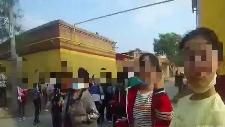 7座的車，擠了22個學生，這樣的車千萬不要讓孩子坐了