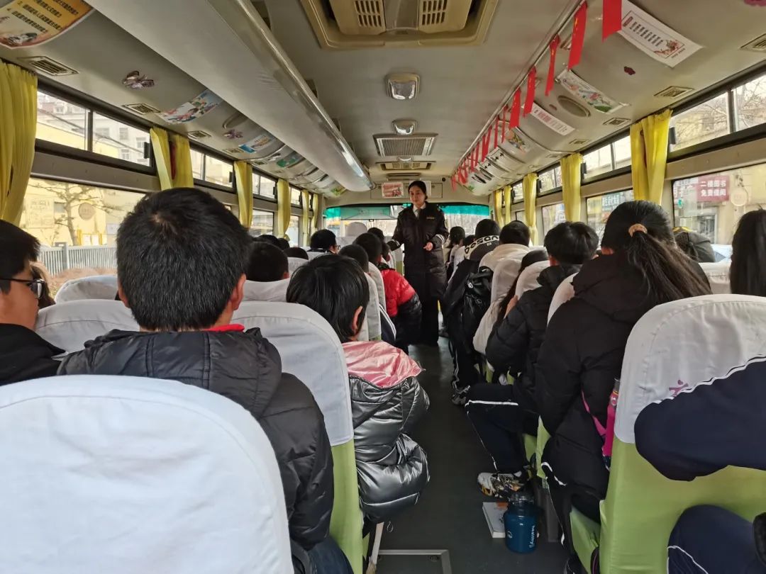 校車疏散常演練 平安出行永相伴——黃山小學(xué)2024年開展校車疏散演練活動
