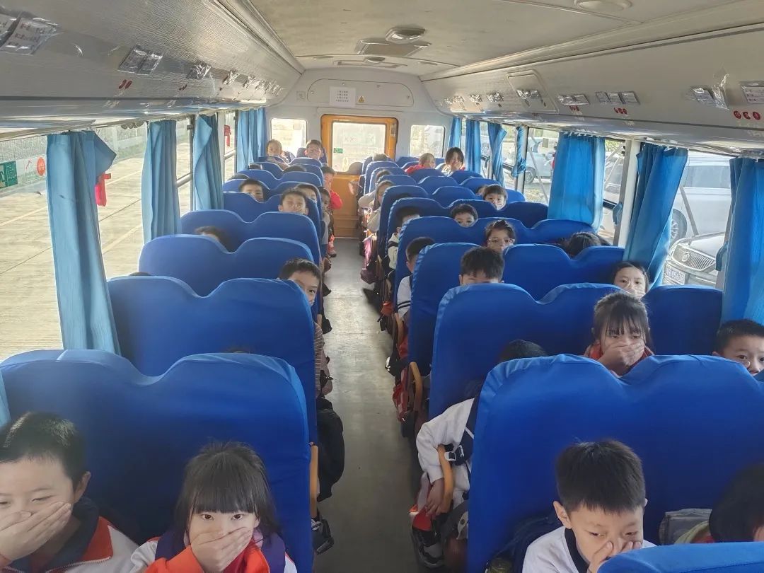 百加小學(xué)交通安全教育暨校車安全應(yīng)急演練活動