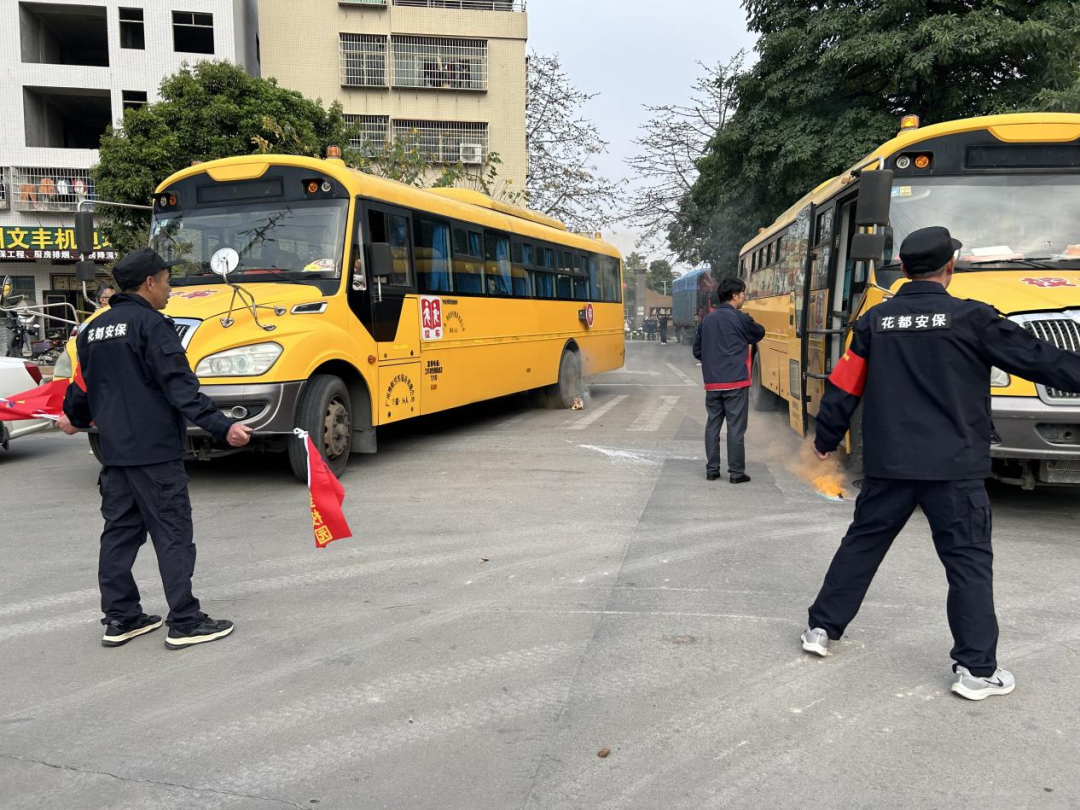 校車安全大闖關！我們都是勇敢的活力少年！——東塘小學校車安全應急疏散演練活動